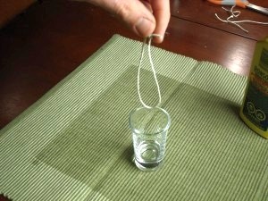 Как разрезать стеклянную бутылку шаг 1 нить