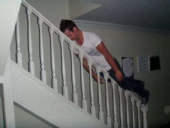 Планкинг на лестнице мужчиной