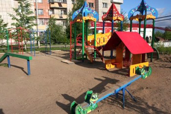 Детская площадка с красным игрушечным домиком