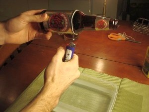 Как разрезать стеклянную бутылку шаг 3 поджечь нить