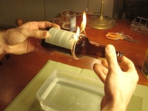 Как разрезать стеклянную бутылку шаг 4 поджигаем нить