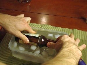 Как разрезать стеклянную бутылку шаг 5 вода лед